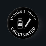 Chapa Covid-19 vacunado gracias a Science Black<br><div class="desc">Muestre su aprecio por la ciencia y gratitud para ser vacunado contra covid-19 con este divertido botón negro que incluye una jeringa para agujas y una botella de vial de vacuna con "Peace Out Covid-19" en la etiqueta. Se puede personalizar los mensajes "ciencia de agradecimiento" y "vacunados", así como el...</div>