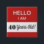 Chapa Cuadrada 40.º BIrthday Hola Soy 40 Etiqueta de nombre<br><div class="desc">Un regalo humorístico y divertido para alguien que cumple 40 años. ¡Este es un gran artículo para la persona de cumpleaños que debe usar en su fiesta de 40 años! Puede cambiar el mensaje en el cuadro blanco; de hecho, todo el texto es totalmente personalizable para que se ajuste a...</div>