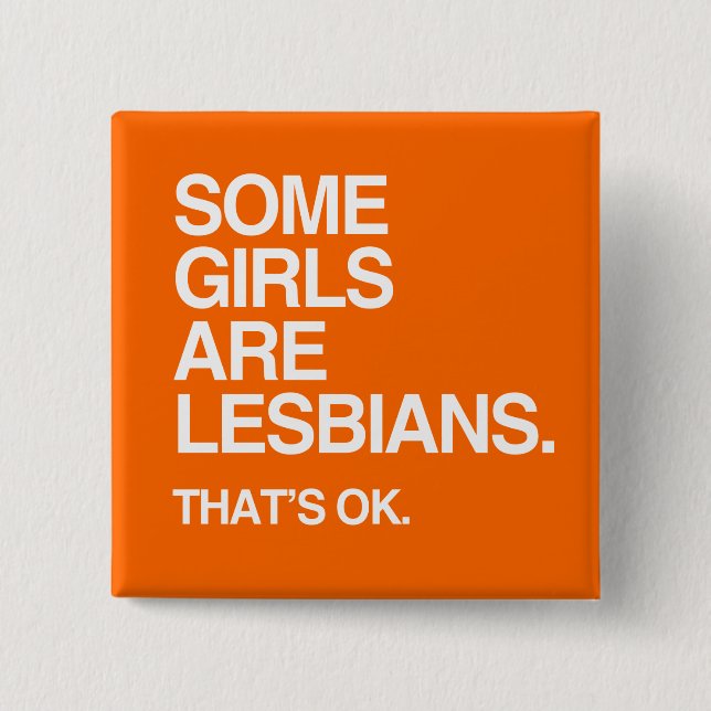 CHAPA CUADRADA ALGUNOS CHICAS SON LESBIANAS - BLANCO - .PNG (Anverso)
