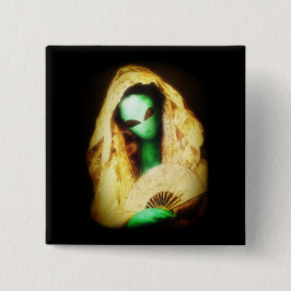 Chapa Cuadrada Alien usando un Lace Mantilla