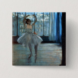 Chapa Cuadrada Bailarín de Edgar Degas el   delante de una