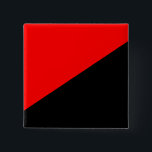 Chapa Cuadrada Bandera Anarquista (Anarquismo)<br><div class="desc">Este diseño presenta la bandera roja y negra del anarquismo. Louise Michel, que participó en la comuna de París de 1871, dijo: "La pancarta roja, que siempre ha defendido la libertad, asusta a los verdugos porque es tan roja con nuestra sangre... Esas pancartas rojas y negras nos ondean de luto...</div>