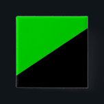 Chapa Cuadrada Bandera del Anarquismo Verde<br><div class="desc">Este diseño presenta la bandera del anarquismo verde, que es una escuela de política anarquista que pone un énfasis particular en los temas ambientales. Esas políticas intentan crear una sociedad anarquista ambientalmente sostenible, incluida alguna forma de liberación no humana. Algunas personas que fueron importantes influencias tempranas en la formación del...</div>