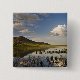 Chapa Cuadrada Bear Butte se refleja en el lago Bear Butte cerca