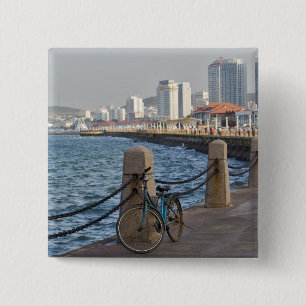 Chapa Cuadrada Bicicleta frente al mar con el horizonte de la ciu