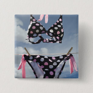 Chapa Cuadrada Bikini que cuelga en una cuerda para tender la