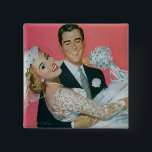 Chapa Cuadrada Boda Vintage recién casada, Groom llevando novia<br><div class="desc">El amor ilustracion vintage y la imagen boda romántica con un novio atractivo que lleva a su bella novia recién casada. ¡Un diseño retro de los años 50!</div>