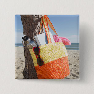 Chapa Cuadrada Bolso que cuelga en tronco de árbol en la playa d