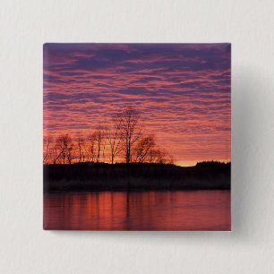 Chapa Cuadrada Brillante puesta de sol se refleja en el río Calam