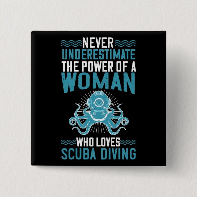 Chapa Cuadrada Buceo -Nunca subestimes a la mujer que bucea (Anverso)