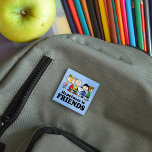 Chapa Cuadrada Cacahuetes | Los cacahuetes se juntan<br><div class="desc">Celebra la amistad y la diversión con este botón que muestra a toda la banda de los cacahuetes juntos. Perfecto para los fans de los personajes de los cacahuetes, este botón añade un toque alegre y nostálgico a las mochilas, chaquetas o cualquier accesorio, trayendo la alegría de Charlie Brown, Snoopy...</div>