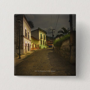 Chapa Cuadrada Camino del guijarro y edificios amarillos en