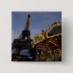 Chapa Cuadrada Carrusel junto a la Torre Eiffel por la noche,