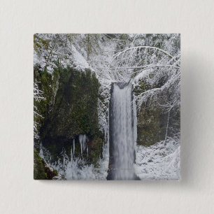 Chapa Cuadrada Cascada borrosa rodeada por un bosque Nevado