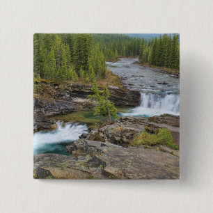 Chapa Cuadrada Cascada en las montañas rocosas canadienses