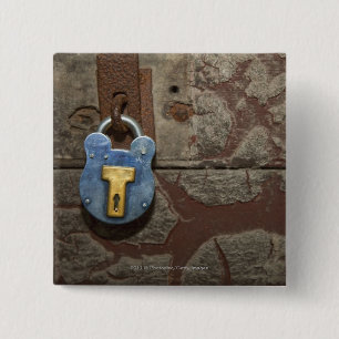 Chapa Cuadrada Cerradura metalizado antigua en la pared de piedra