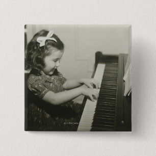 Chapa Cuadrada Chica que juega el piano