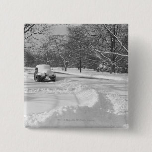 Chapa Cuadrada Coche capsulado nieve en la calle B&W