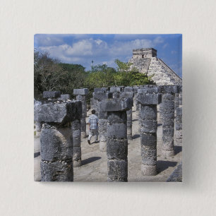 Chapa Cuadrada Columnas de piedra antiguas en Chichen Itza. Centr
