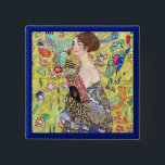 Chapa Cuadrada Dama con admirador de Gustav Klimt, japonés vintag<br><div class="desc">Lady with Fan (1918) de Gustav Klimt es un retrato de arte fino de la época victoriana. Una bella morena sostiene un ventilador oriental. El dorado y florido fondo japonés está lleno de flores exóticas, pavos reales y otros pájaros con alas estiradas. Sobre el artista: Gustav Klimt (1862-1918) fue un...</div>