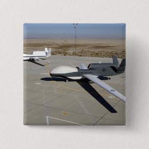 Chapa Cuadrada Dos halcones globales parqueados en una rampa