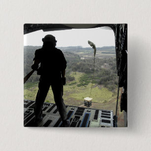 Chapa Cuadrada El aviador mira un paquete de la práctica caer