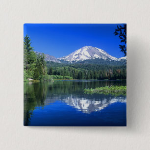 Chapa Cuadrada El Mt. Lassen se eleva sobre el lago Manzanita