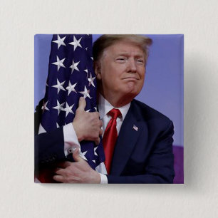 Chapa Cuadrada El presidente Trump abrazando la bandera estadouni