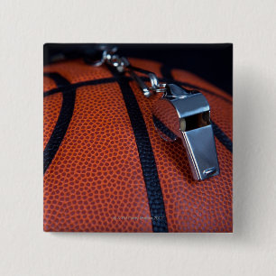 Chapa Cuadrada El silbato de un árbitro descansa sobre un