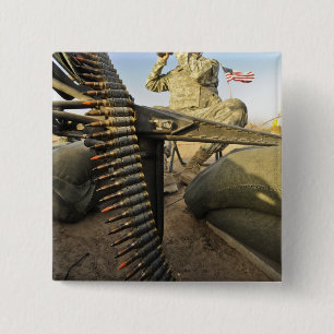 Chapa Cuadrada el soldado explora para la actividad enemiga