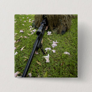 Chapa Cuadrada El soldado practica táctica del francotirador