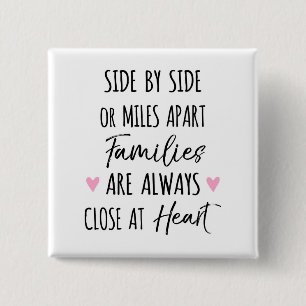 Chapa Cuadrada En Side o Miles Apart Las familias están cerca de