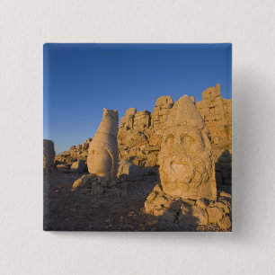 Chapa Cuadrada Estatuas de cabezas colosales de Dioses que guarda