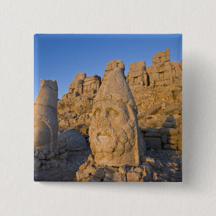 Chapa Cuadrada Estatuas de cabezas colosales de dioses que guarda