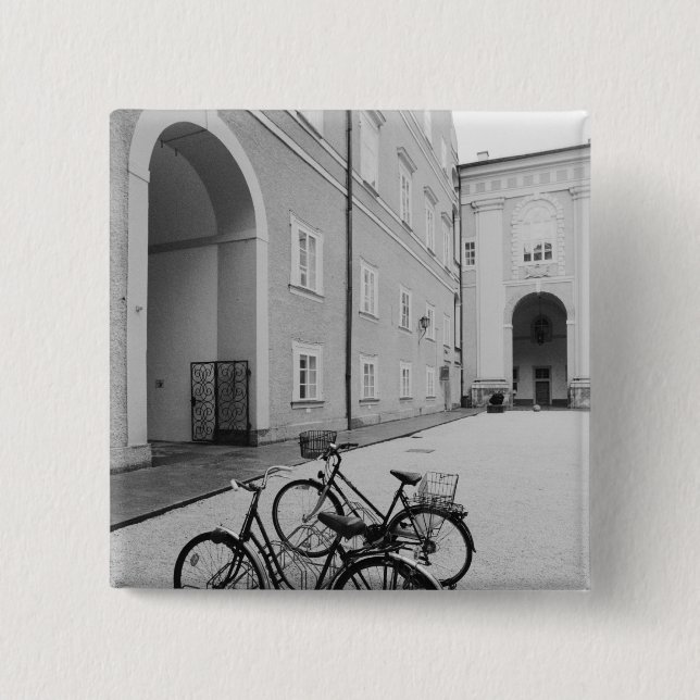 Chapa Cuadrada Europa, Austria, Salzburgo. Bicicletas en (Anverso)