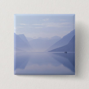 Chapa Cuadrada Europa, Noruega. Paredes verticales reflejadas en