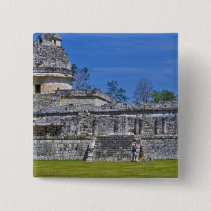 Chapa Cuadrada Familia de turistas pasa junto a antiguo Mayan
