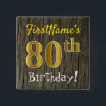 Chapa Cuadrada Faux Wood, Faux Gold 80th Birthday   Custom Name<br><div class="desc">Este sencillo diseño de botón cuadrado muestra un mensaje como "¡Cumpleaños 80 de FirstName!", con el "80" con un aspecto de color falso/imitación de oro, en un fondo de patrón de madera falso/imitación. El nombre se puede personalizar. Botones como este podrían ser usados por los invitados en una fiesta de...</div>