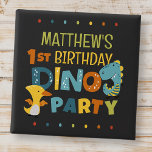 Chapa Cuadrada fiesta de cumpleaños de un niño de dinosaurio chin<br><div class="desc">Compuesto de divertidos sans serif tipografía manuscrita; dinosaurios Cute T-REX en el fondo Esto es diseñado por Select Fiesta Supplied,  exclusivo para Zazzle. Disponible aquí: http://www.zazzle.com/store/selectpartysupplies</div>