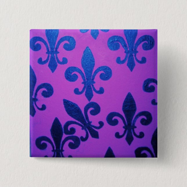 Chapa Cuadrada Flor de lis torcida violeta (Anverso)
