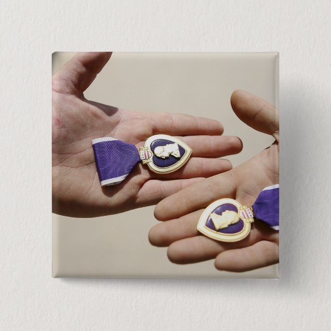 Chapa Cuadrada Ganadores del Purple Heart muestran sus medallas (Anverso)