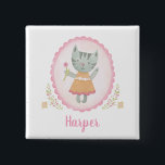 Chapa Cuadrada Gato Kitty<br><div class="desc">Dale a los invitados de tu fiesta de cumpleaños este lindo botón de cumpleaños con temática de gatitos. Puede personalizar del texto para incluir cualquier nombre que desee. ¡Un gran favor de partido! Los clientes quedarán impresionados tan pronto como vean su adorable botón.</div>