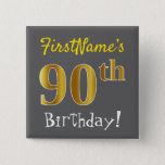 Chapa Cuadrada Gris, Faux Gold 90th Birthday, con nombre personal<br><div class="desc">Este sencillo diseño de botón cuadrado muestra un mensaje como "¡Cumpleaños 90 de FirstName!", con el "90" con un aspecto de color falso/imitación de oro, en un fondo de color gris (gris). El nombre se puede personalizar. Botones como este podrían ser usados por los invitados en una fiesta de cumpleaños...</div>