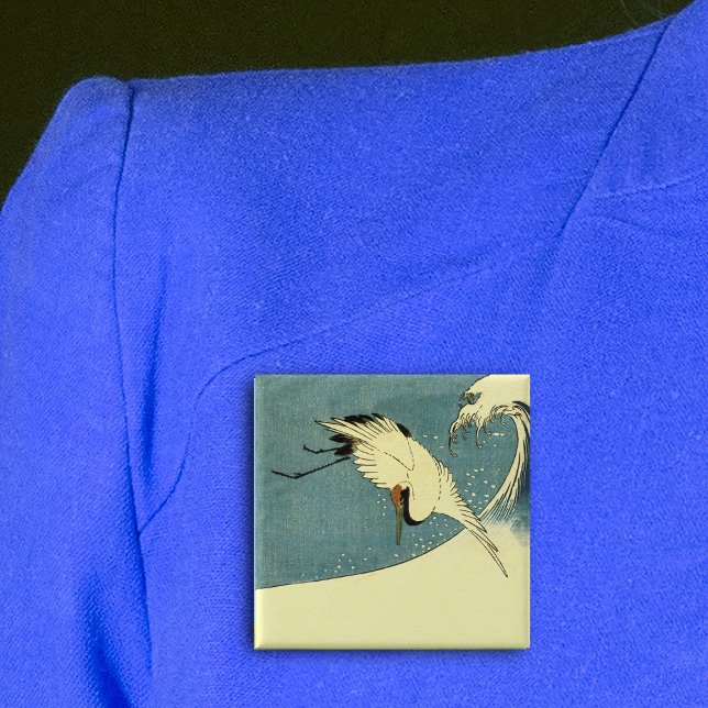 Chapa Cuadrada Grúa En Ola Oceánica (Black white crane bird flying over tall ocean wave on blue square pin back button.)