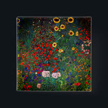 Chapa Cuadrada Gustav Klimt Flower Garden<br><div class="desc">Botón que presenta el jardín de la granja de pintura al óleo de Gustav Klimt con girasoles (1907). Un bonito jardín de girasoles y exquisitos flores azules,  rojas,  violetas,  rosas y blancas. Un gran regalo para los amantes del arte Art Nouveau y austriaco.</div>