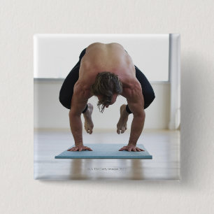 Chapa Cuadrada Hombre haciendo ejercicio en la alfombra de yoga