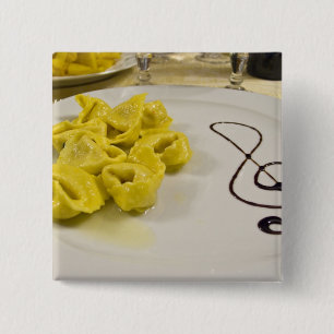 Chapa Cuadrada Italia, Cento. Un plato de tortellini de queso