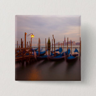 Chapa Cuadrada Italia, Venecia. Gondolas ancladas al anochecer.