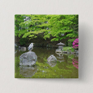 Chapa Cuadrada Japón, Kyoto. Garza en hojas verdes frescas
