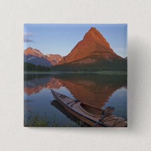Chapa Cuadrada Kayak de madera en el lago Swiftcurrent al amanece